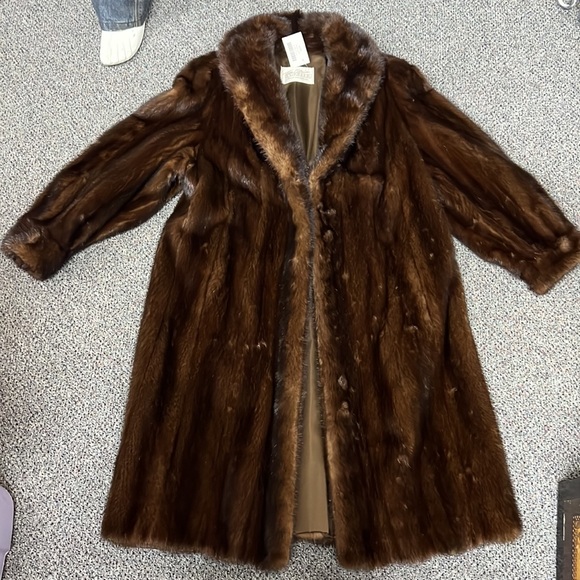 TIM O’BRIEN | PALM SPRINGS FURRIER fur coat - Picture 2 of 10